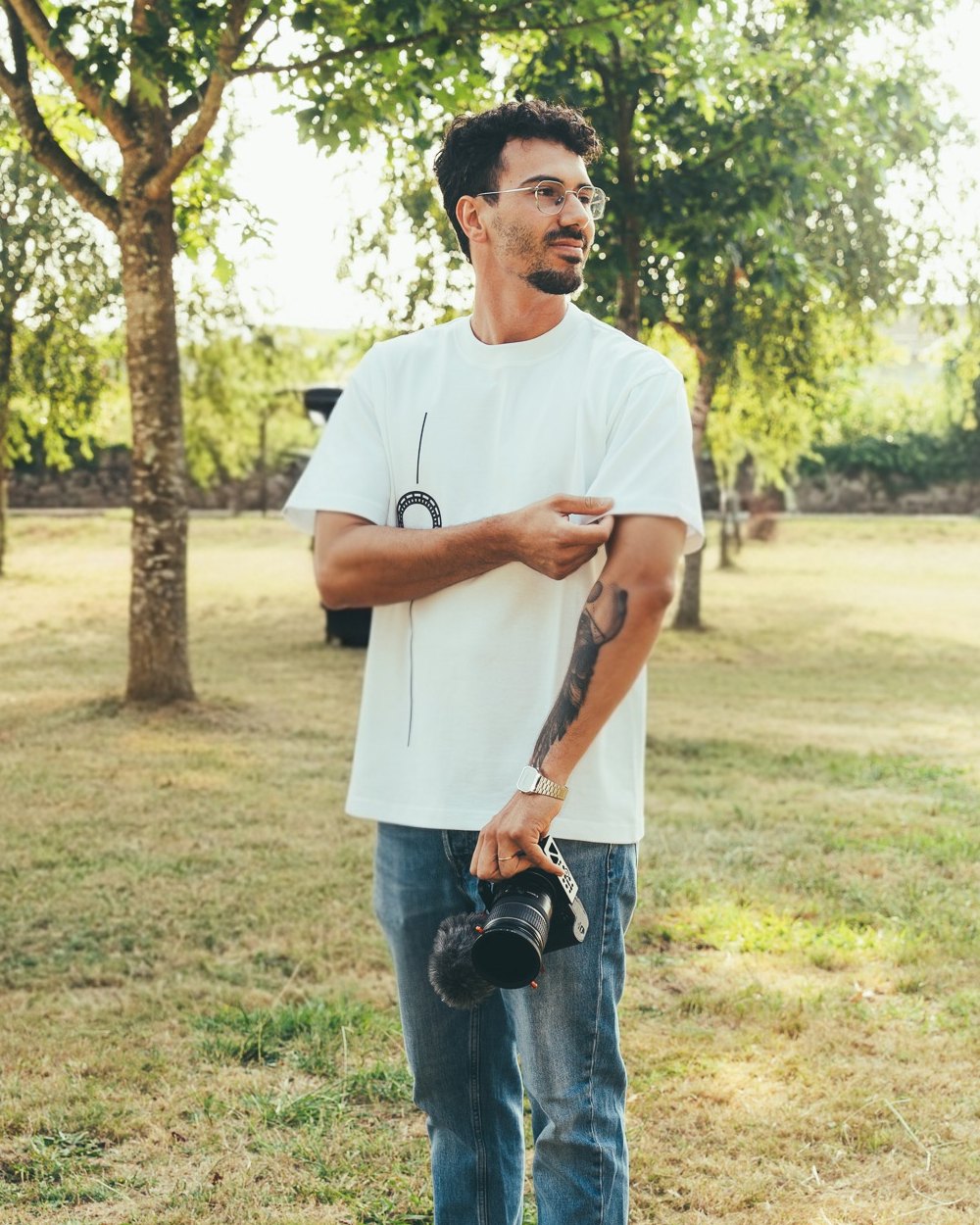 João Cunha com a câmara, num parque